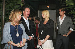 Alex Vaggo, Meet the Hiltons
