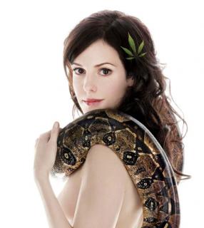"Weeds" Preview and a Naked Mary-Louise Parker!