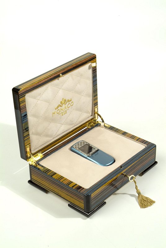 dwp_monaco_phones_05_wenn1226389