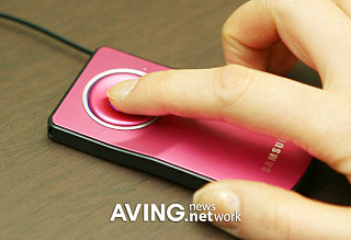 Samsung Presents The Ultra Slim Pink Mouse