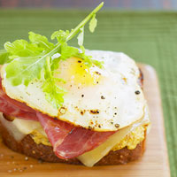 Fast & Easy Dinner: Greens, Eggs, & Ham Sandwich