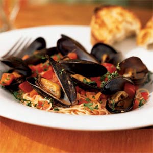 Fast & Easy Dinner: Angel Hair Pasta With Mussels and Red Pepper Sauce
