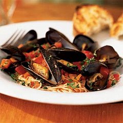 Fast & Easy Dinner: Angel Hair Pasta With Mussels and Red Pepper Sauce Fast & Easy Dinner: Angel Hair Pasta With Mussels and Red Pepper Sauce