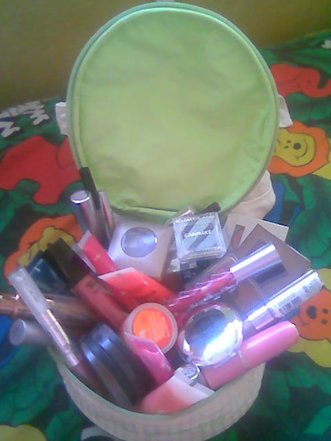 Me and my makeup! I love lipgloss!