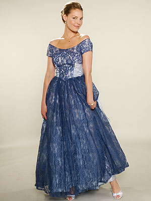 BELLE OF THE BALL
Heigl loved this deep scoop neckline, which earned this blue lace '50s gown the name "Show White." "Her neck 