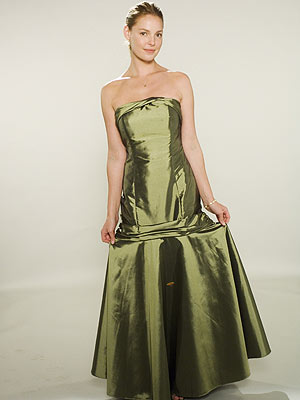 GO GREEN!
This lovely number was known on set as "the frog dress" – but no animals were harmed in the making. 
