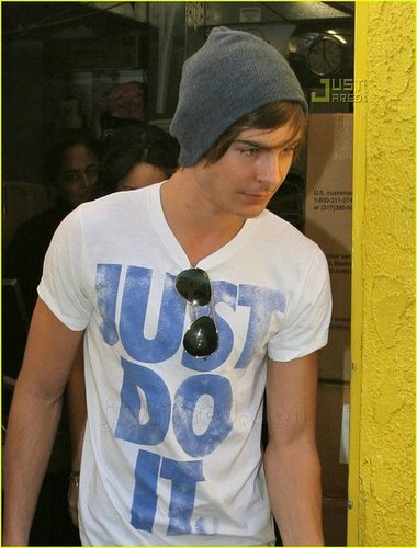 Zac and Vanessa Go Halloween Shopping