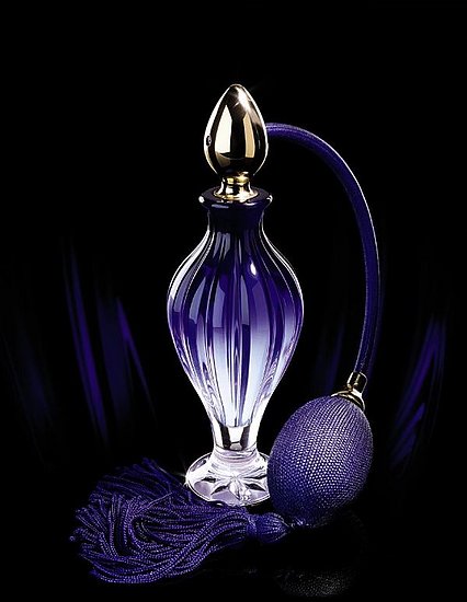 flacon bleu avec poire fond noir flacon bleu avec poire fond noir