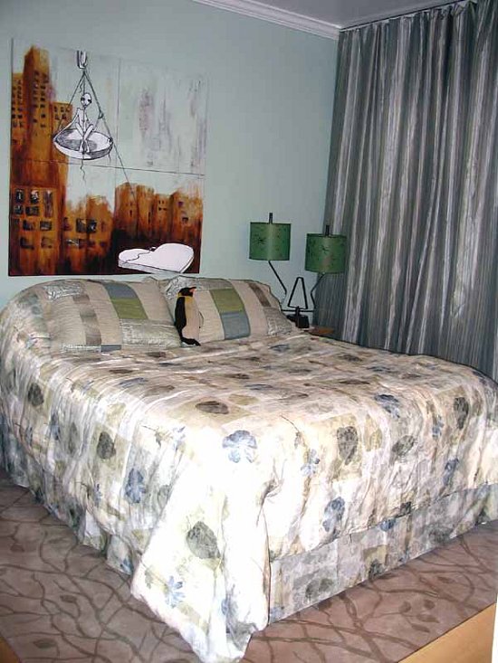 Su Casa: Modern Art Master Bedroom