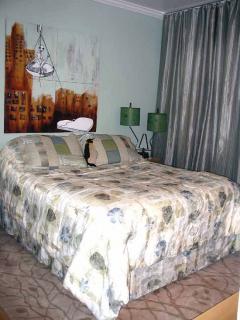 Su Casa: Modern Art Master Bedroom