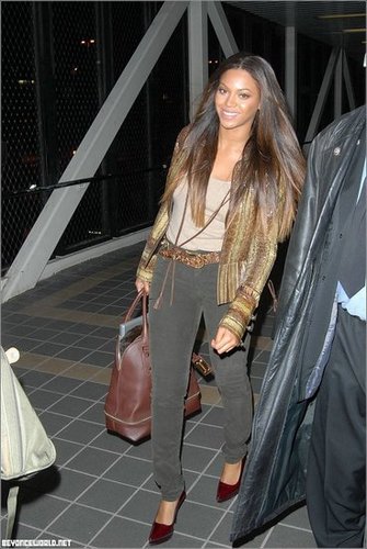 Lovin the new hair style! A change from the curls...