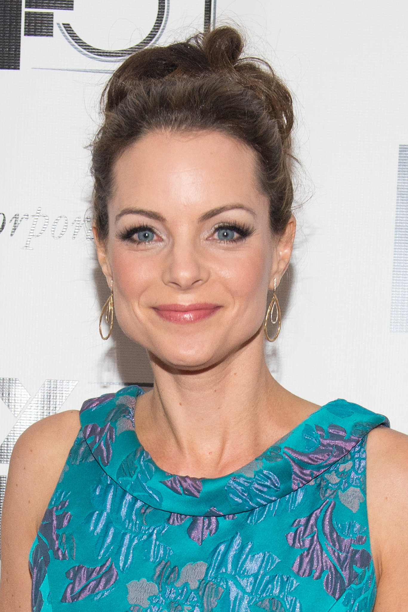 Kimberly Williams-Paisley went with a waved updo and flirty makeup at ...