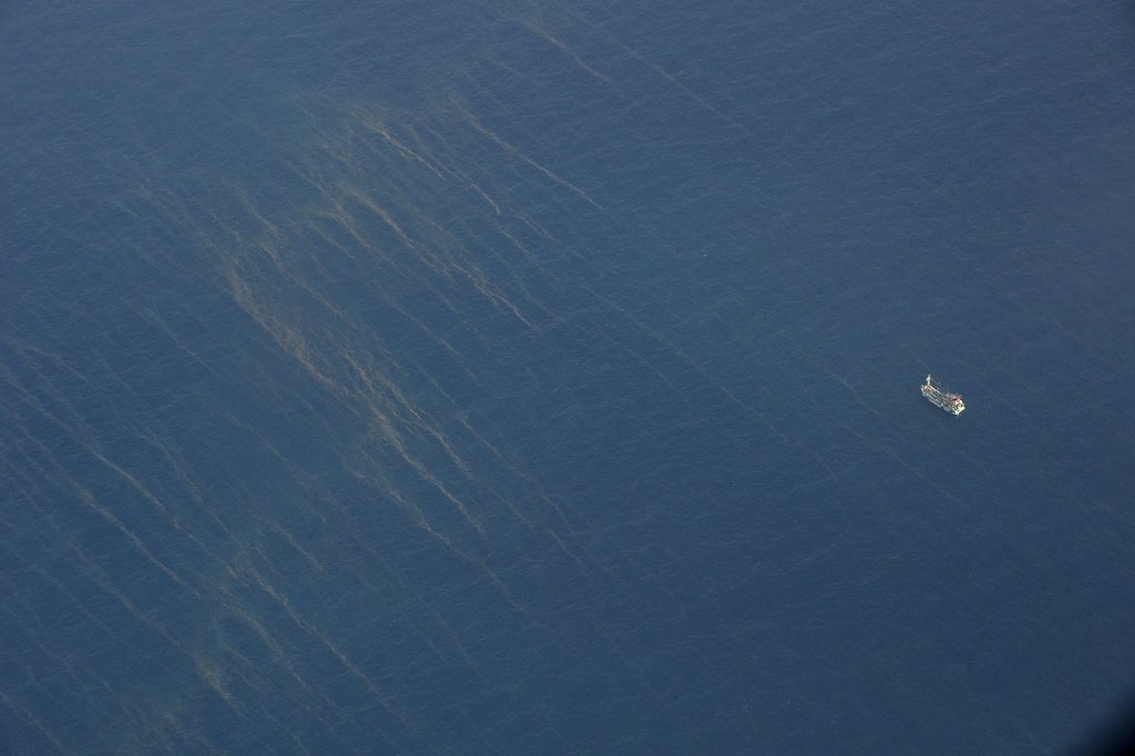 Large-oil-spills-could-spotted-from-search-plane-Sunday.jpg