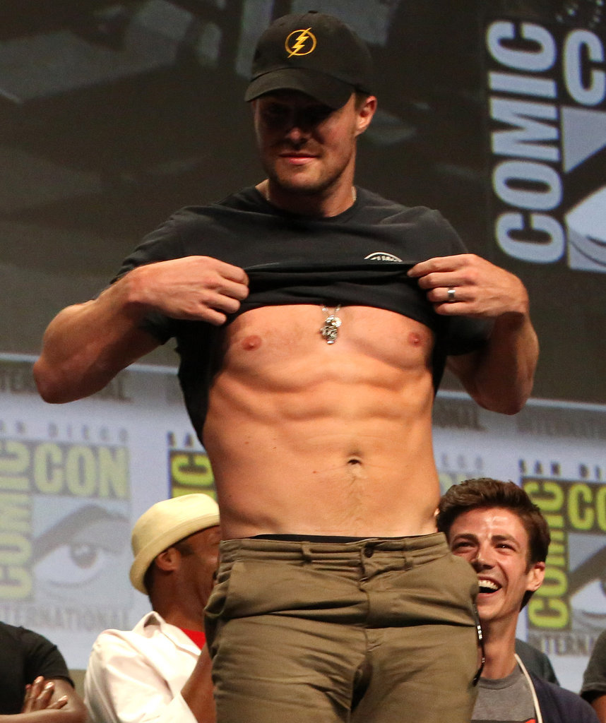 Stephen-Amell-Flashes-His-Abs-Comic-Con-